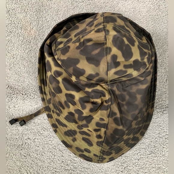 New NWT authentic Burberry olive leopard print lighthouse fisherman rain hat M - Picture 8 of 12